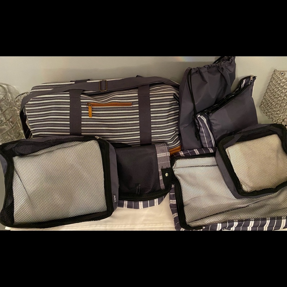 Huge DSW 8 piece lot, duffel& travel bags,ALL NEW!